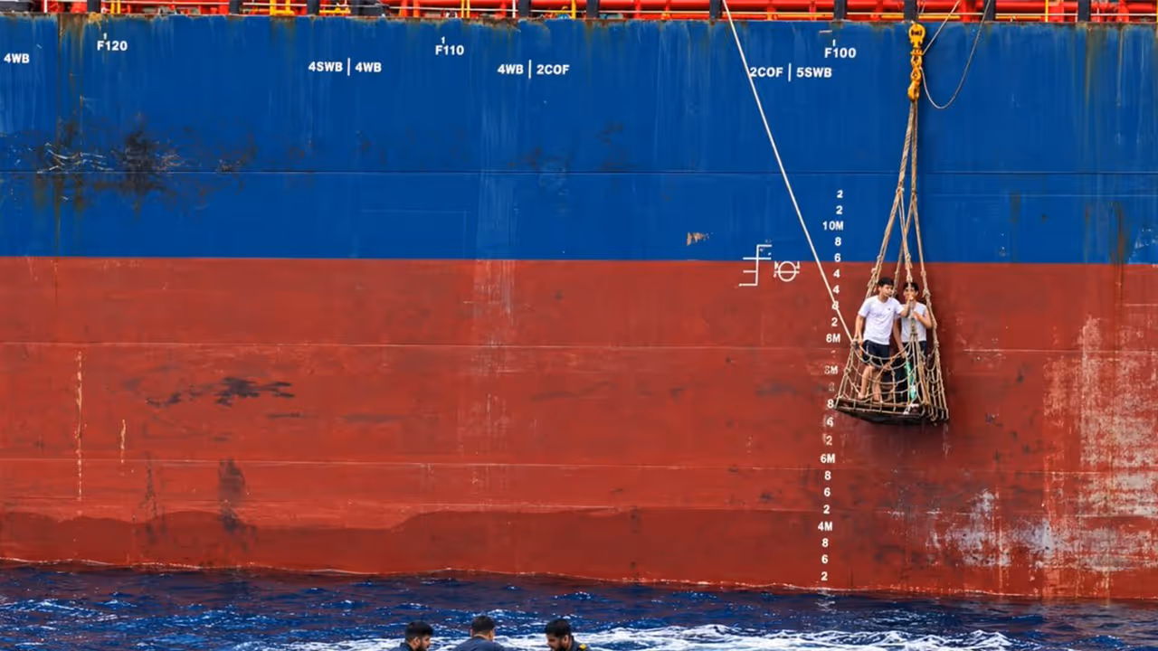 Indian Navy evacuates an injured Vietnamese national from merchant vessel (Photo/ @AN_Command) Indian Navy evacuates an injured Vietnamese national from merchant vessel (Photo/ @AN_Command)