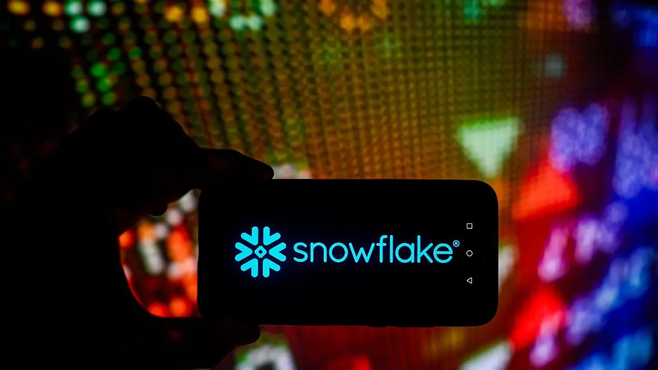 Snowflake Gets Multiple Price Target Hikes Ahead Of Q4 Earnings, Analysts Point To 'Optimistic' AI Growth In 2025: Retail's Not Sold Yet