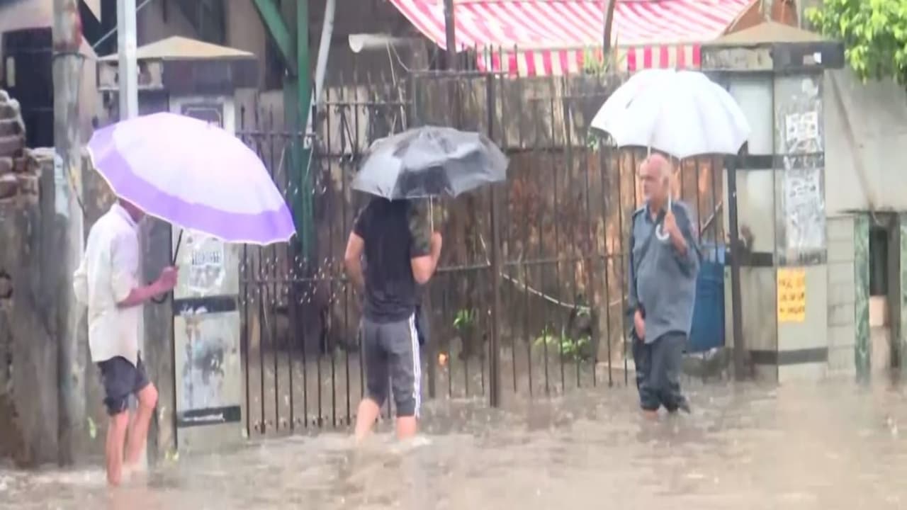 Heavy downpoar forces heavy waterlogging in Mumbai (Photo/ANI) Heavy downpoar forces heavy waterlogging in Mumbai (Photo/ANI)