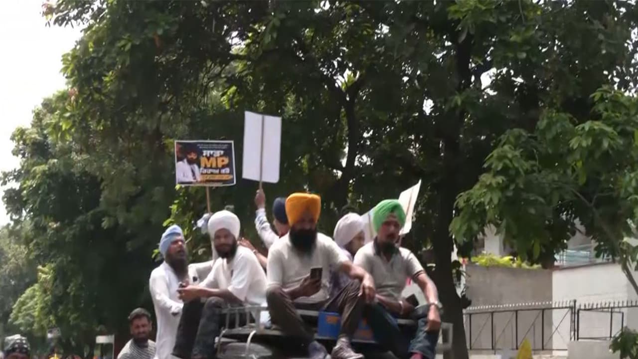 Supporters of Waris Punjab de protest in Chandigarh (Photo/ANI) Supporters of Waris Punjab de protest in Chandigarh (Photo/ANI)