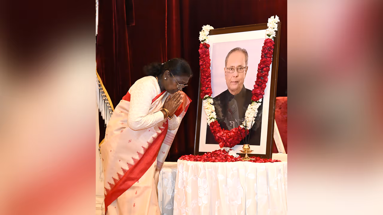 President Murmu offers floral tributes to Pranab Mukherjee on his birth anniversary (Photo/X@rashtrapatibhvn) President Murmu offers floral tributes to Pranab Mukherjee on his birth anniversary (Photo/X@rashtrapatibhvn)