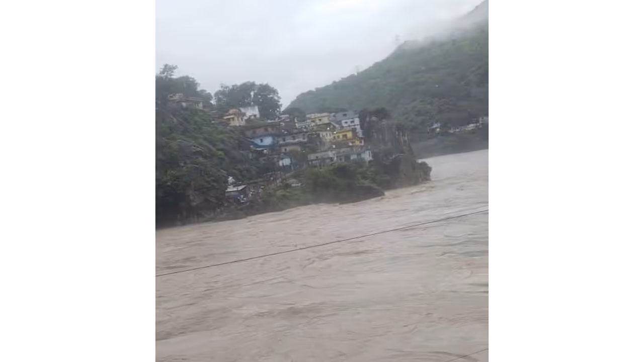 Overflowing Alaknanda river at Rudraprayag (Photo/ ANI) Overflowing Alaknanda river at Rudraprayag (Photo/ ANI)