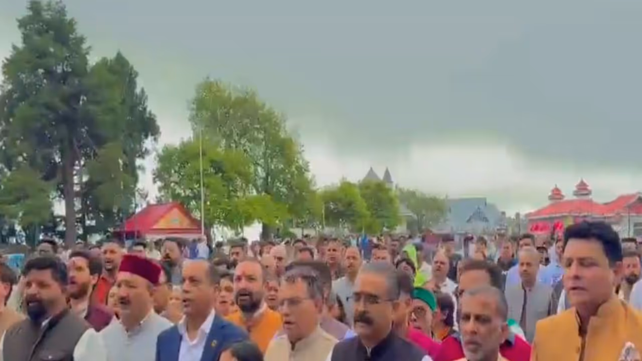BJP leaders sing national song at Shimla Ridge (Photo/@jairamthakurbjp/X) BJP leaders sing national song at Shimla Ridge (Photo/@jairamthakurbjp/X)