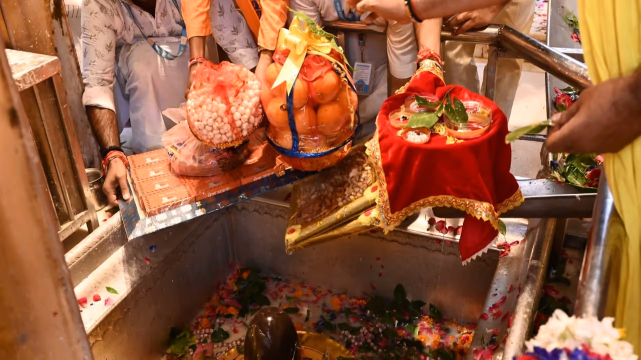 Special gifts worshipped at Kashi Vishwanath Temple before being sent to Krishna Janmasthan (Photo: Kashi Vishwanath Temple) Special gifts worshipped at Kashi Vishwanath Temple before being sent to Krishna Janmasthan (Photo: Kashi Vishwanath Temple)