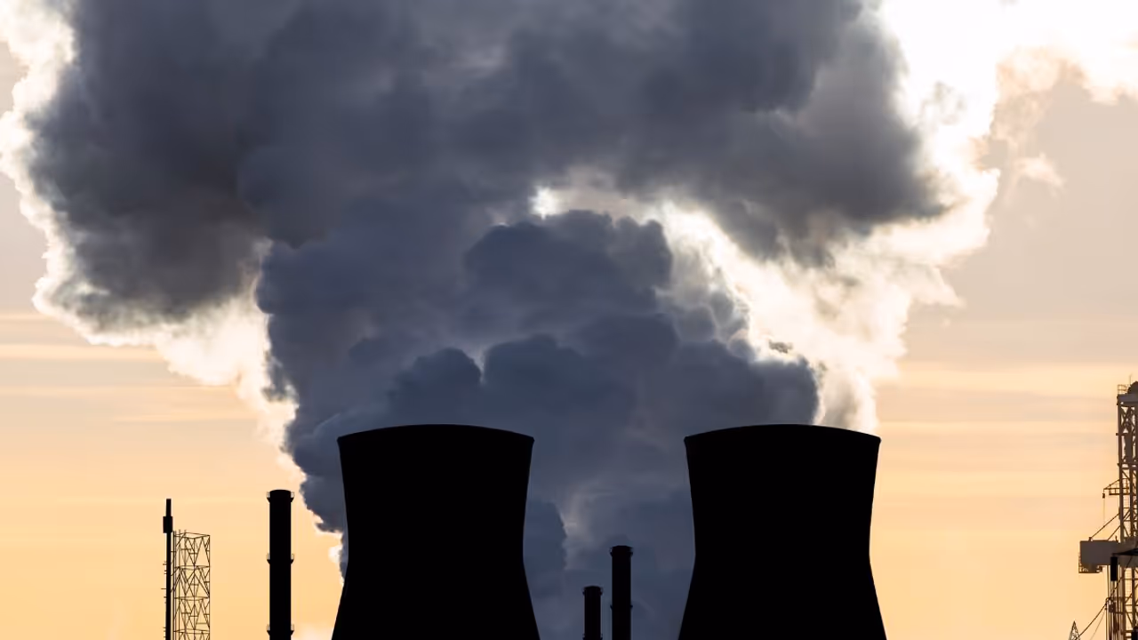 Oklo, Vistra, Constellation Energy Stocks Sink As China’s DeepSeek AI Launch Sparks Concerns: Retail Investors Spooked