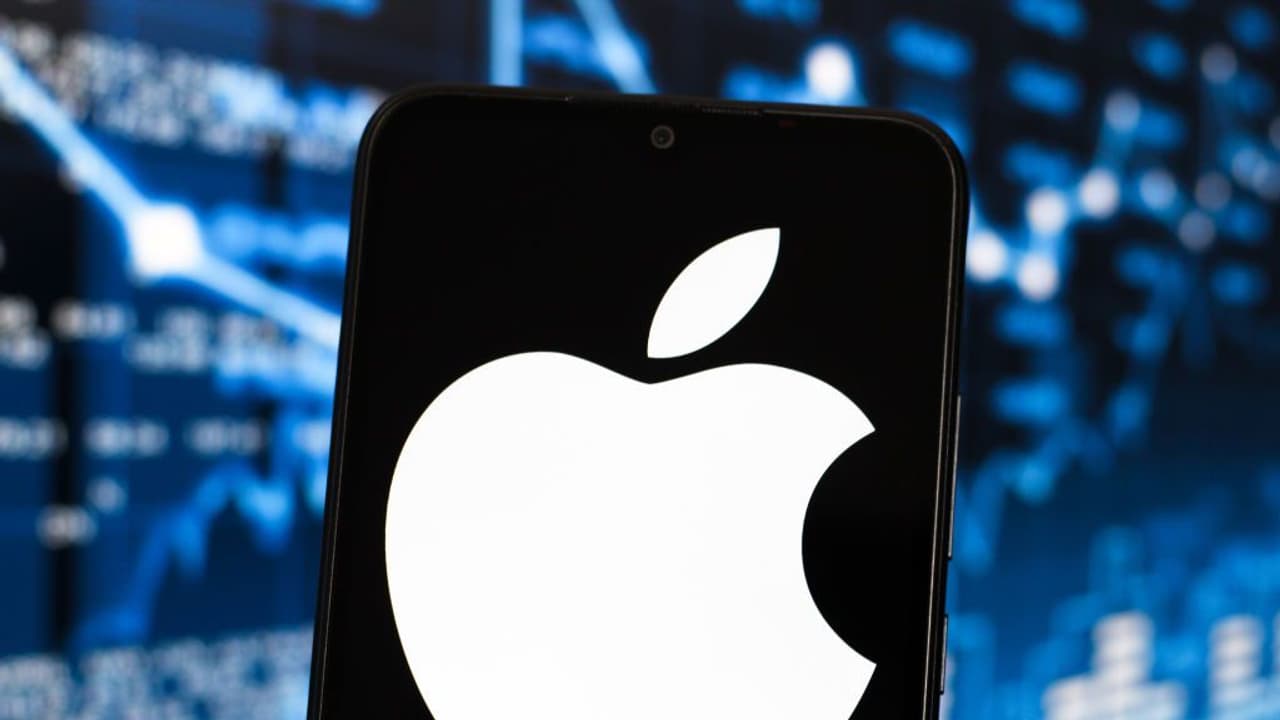 Apple Stock Resilient As Investors Focus On Positives Despite Q1 iPhone Revenue Miss: Retail Reposes Faith In Tech Giant 