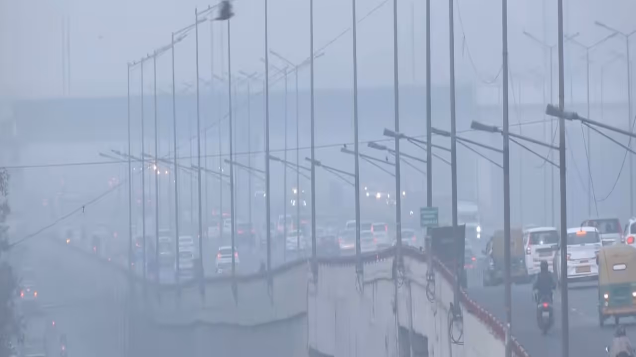 Thick smog envelops Ghazipur (Photo/ANI) Thick smog envelops Ghazipur (Photo/ANI)