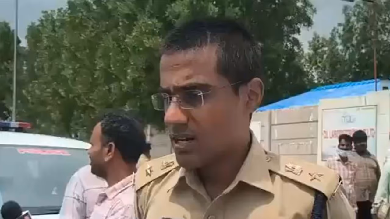 Yadgiri SP Prithvik Shankar (Photo/ANI) Yadgiri SP Prithvik Shankar (Photo/ANI)
