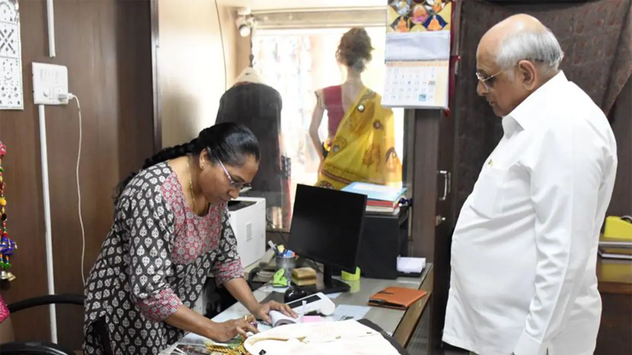 Gujarat CM Bhupendra Patel purchases handloom products (Photo/Gujarat CMO) Gujarat CM Bhupendra Patel purchases handloom products (Photo/Gujarat CMO)