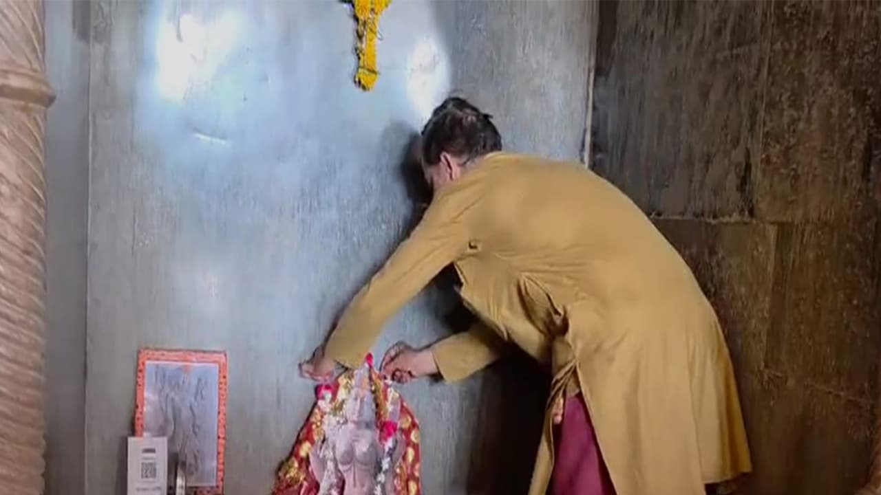 Devotees offer prayers at Bhojshala Complex (Photo/ANI) Devotees offer prayers at Bhojshala Complex (Photo/ANI)