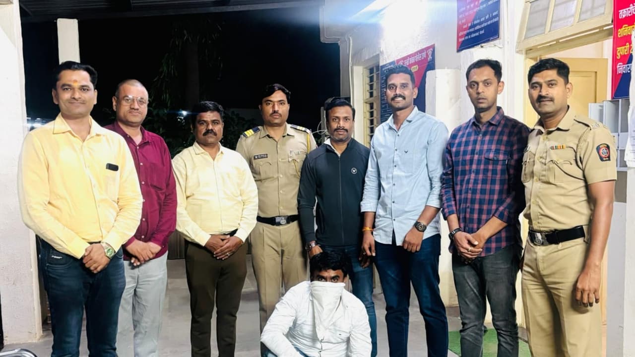 Pune Rural ATS personnel seizes a country made pistol, two live cartridges and two sickles from a history sheeter (Photo/ANI) Pune Rural ATS personnel seizes a country made pistol, two live cartridges and two sickles from a history sheeter (Photo/ANI)