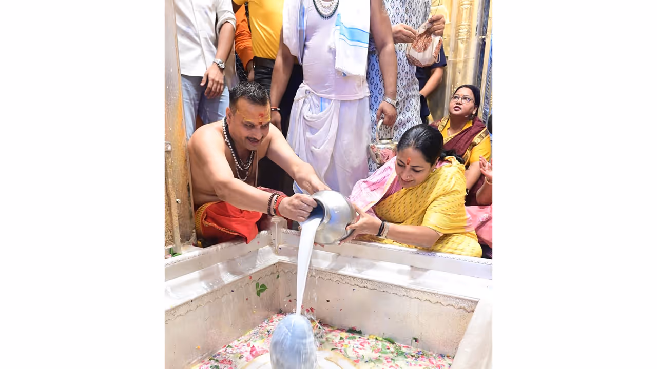 Delhi Chief Minister Rekha Gupta offers prayers at Kashi Vishwanath (Photo/X@gupta_rekha) Delhi Chief Minister Rekha Gupta offers prayers at Kashi Vishwanath (Photo/X@gupta_rekha)