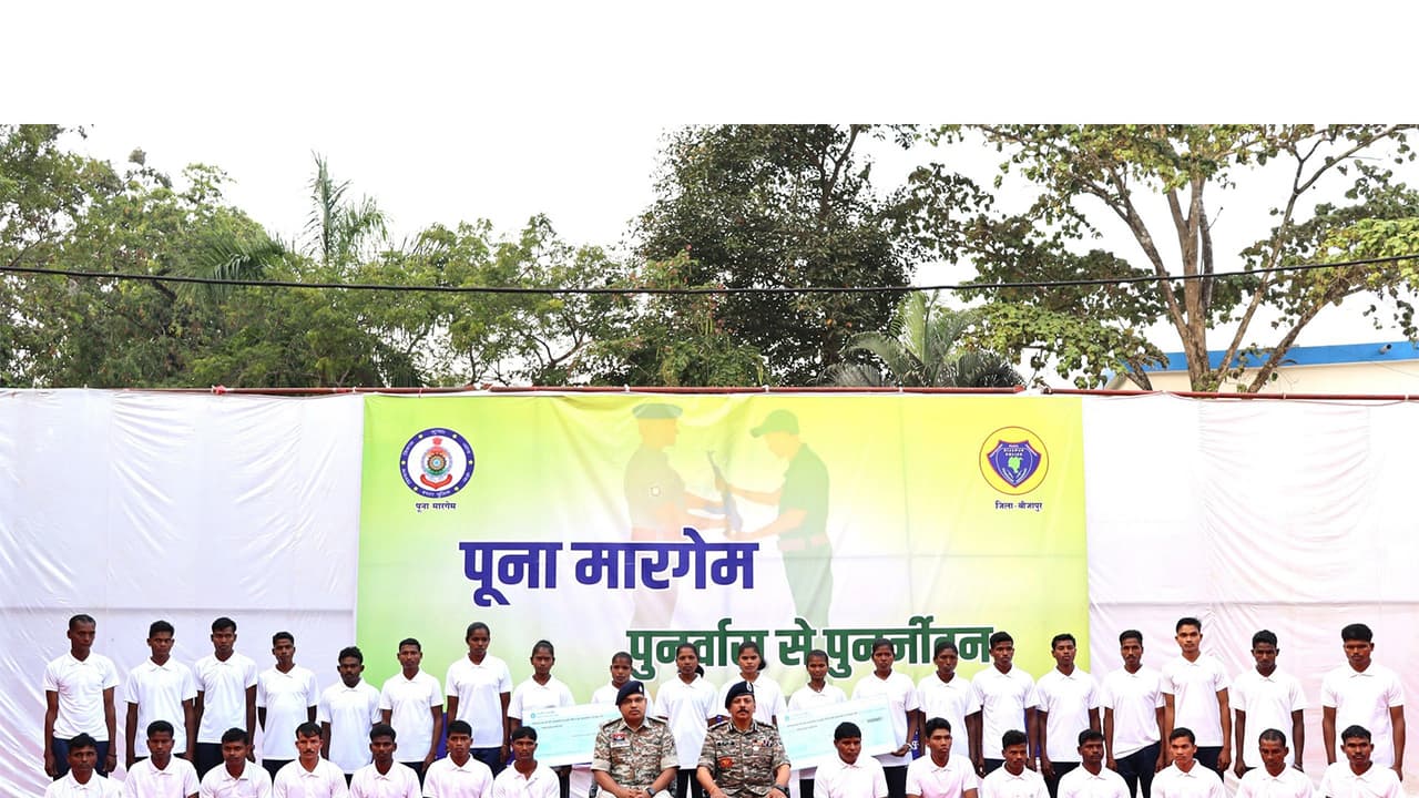 34 Naxals surrender in Bijapur (Photo/ @BijapurPolice) 34 Naxals surrender in Bijapur (Photo/ @BijapurPolice)