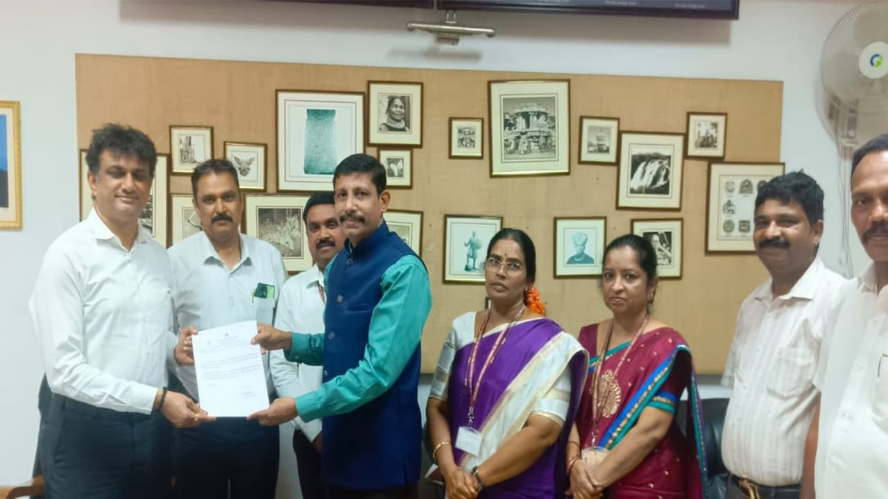 Report submitted to government (Photo/District Information Officer) Report submitted to government (Photo/District Information Officer)