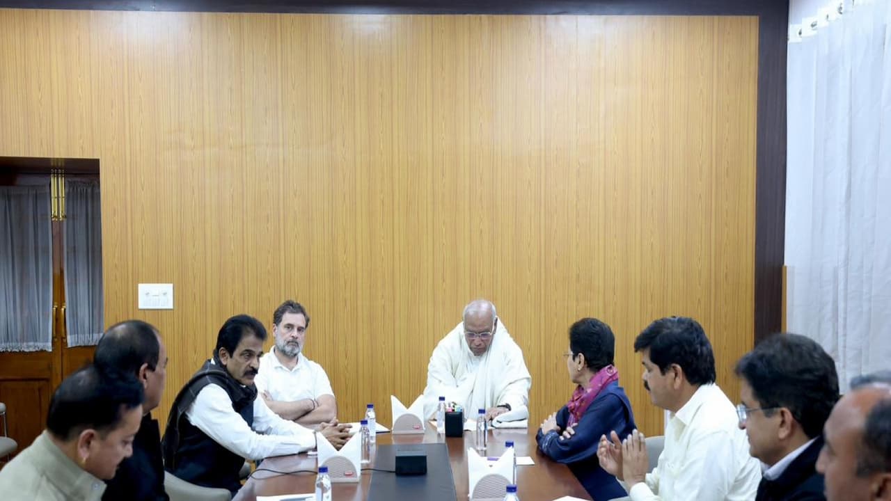 Congress leaders from Uttarakhand met party president Mallikarjun Kharge and Lok Sabha LoP Rahul Gandhi in Delhi (Photo: AICC) Congress leaders from Uttarakhand met party president Mallikarjun Kharge and Lok Sabha LoP Rahul Gandhi in Delhi (Photo: AICC)