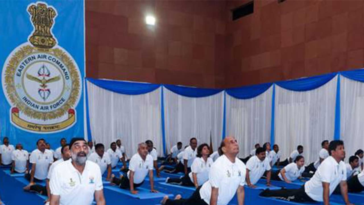 Defence Minister Rajnath Singh performs Yoga with 1,000 soldiers (Photo/PIB) Defence Minister Rajnath Singh performs Yoga with 1,000 soldiers (Photo/PIB)
