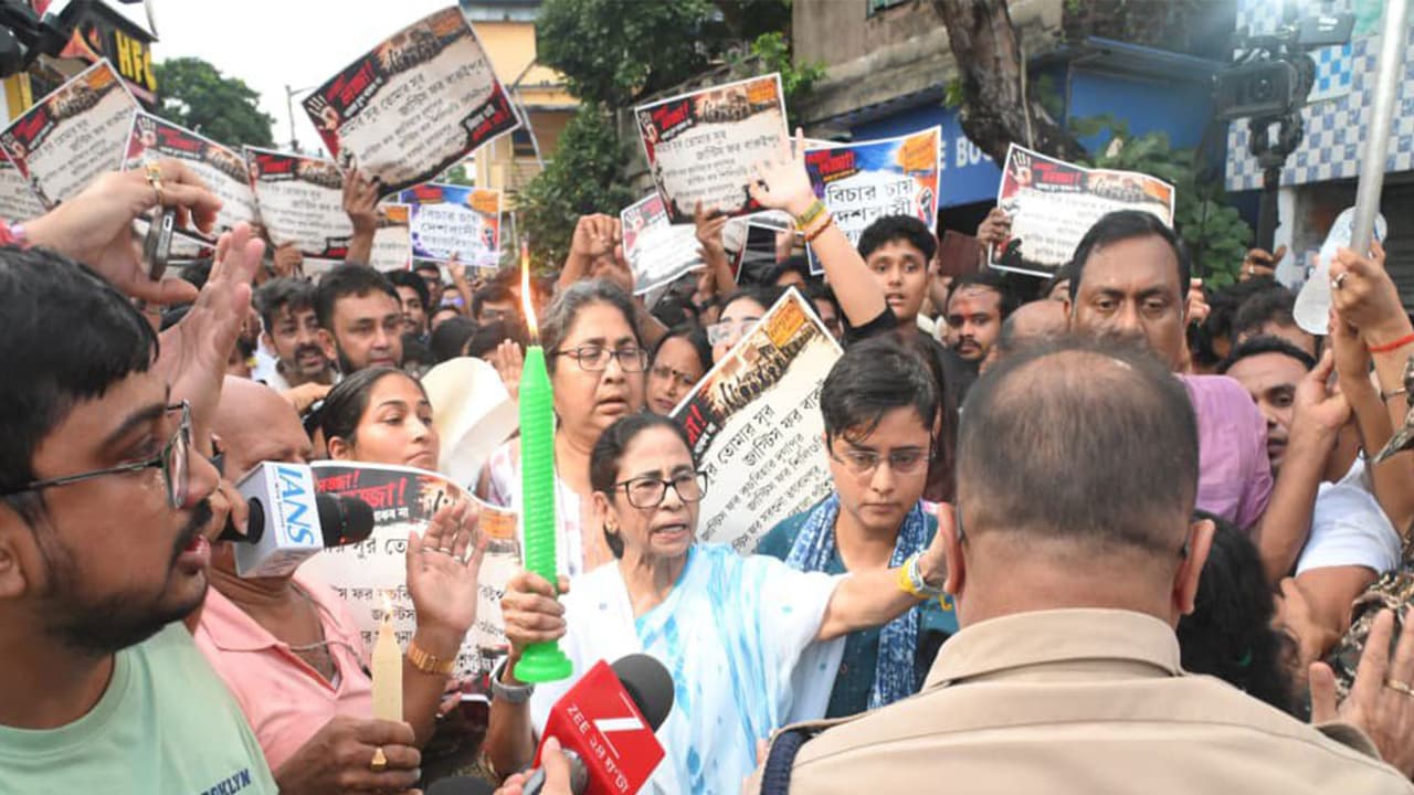 TMC chief Mamata Banerjee holds candle march (Photo/X@TMC) TMC chief Mamata Banerjee holds candle march (Photo/X@TMC)