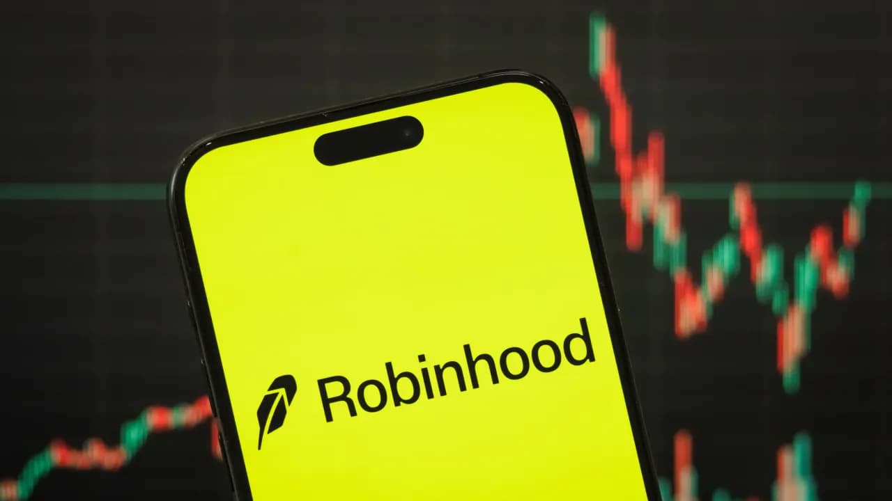 https://stocktwits.com/news articles/markets/equity/is robinhood down users report errors/chliXk7RRbN