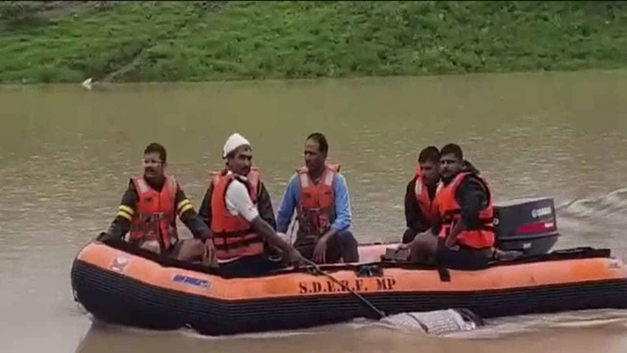 Rescue team recovered the body (Photo/ANI) Rescue team recovered the body (Photo/ANI)