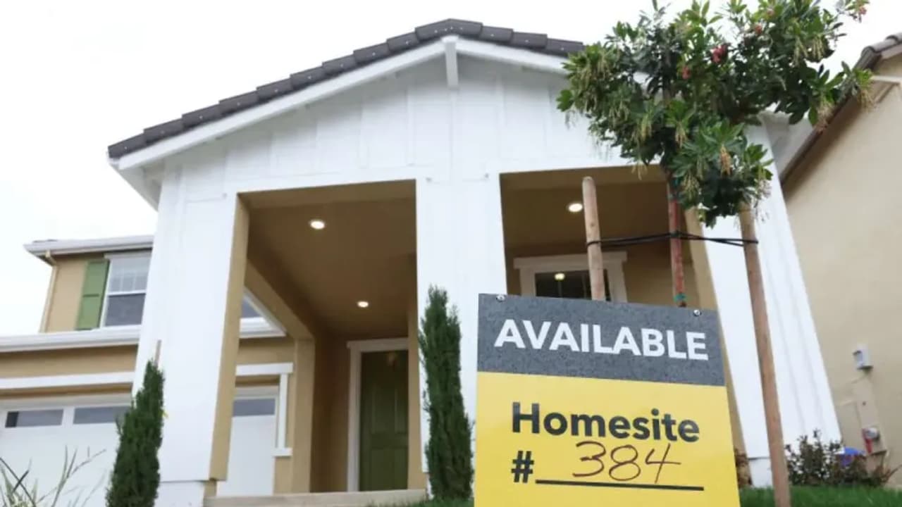 KB Home Q1 Earnings Loom Amid Macro Worries: Retail Bulls Hold Ground, But Caution Creeps In KB Home Q1 Earnings Loom Amid Macro Worries: Retail Bulls Hold Ground, But Caution Creeps In