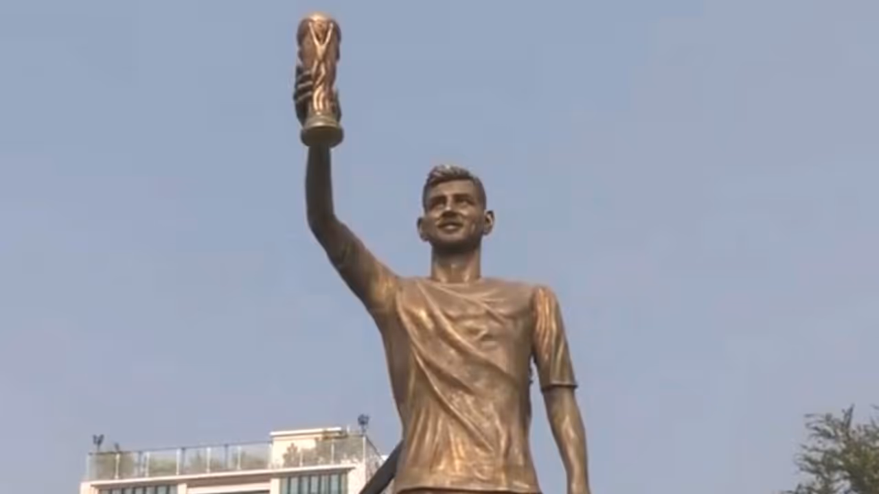 Messi's statue in Lake Town, Kolkata (Photo: ANI) Messi's statue in Lake Town, Kolkata (Photo: ANI)