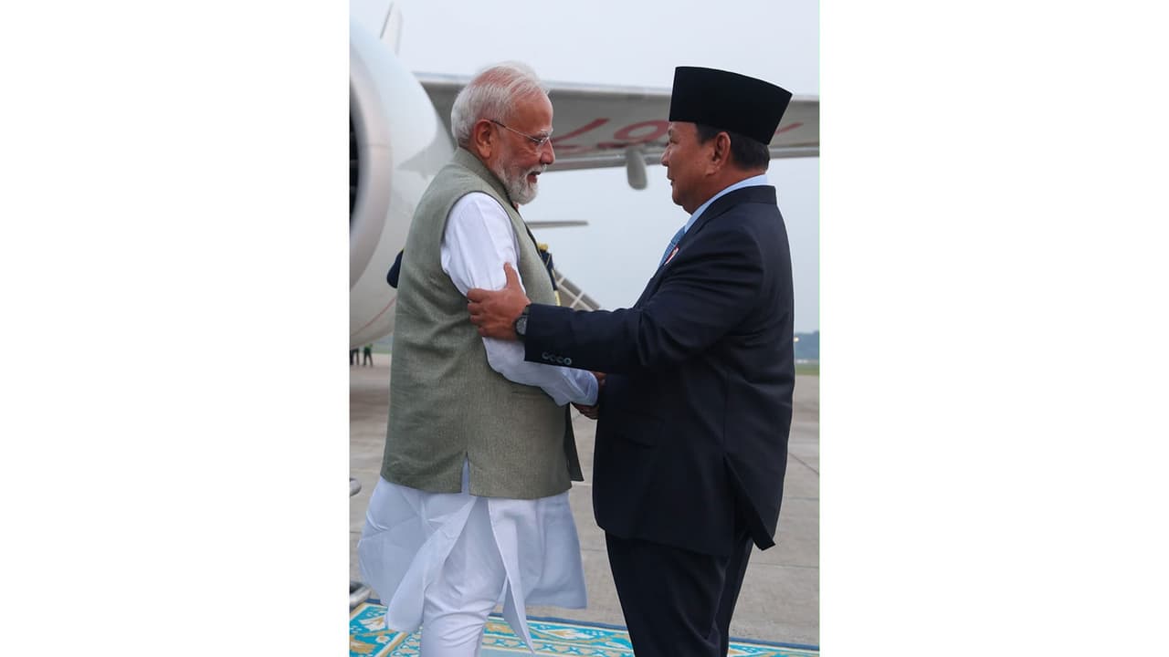 PM Modi being welcomed by Indonesian President Prabowo Subianto (Photo/X@Narendramodi) PM Modi being welcomed by Indonesian President Prabowo Subianto (Photo/X@Narendramodi)