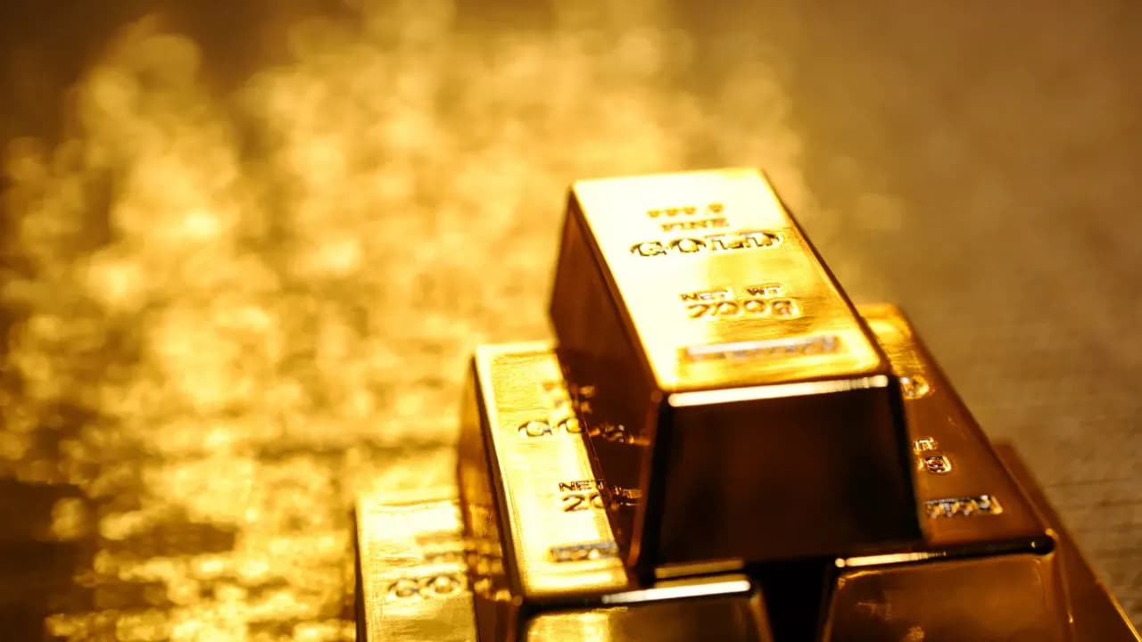 https://stocktwits.com/news articles/markets/equity/gold prices notch another record high on simmering us china tensions rate cut prospects/ch6YvZWR3Vs