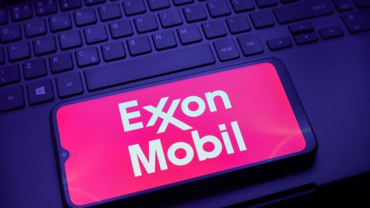 Exxon Mobil Hints At Profit Boost From Strong Oil And Gas Prices, But Retail Bears Hold Ground Exxon Mobil Hints At Profit Boost From Strong Oil And Gas Prices, But Retail Bears Hold Ground