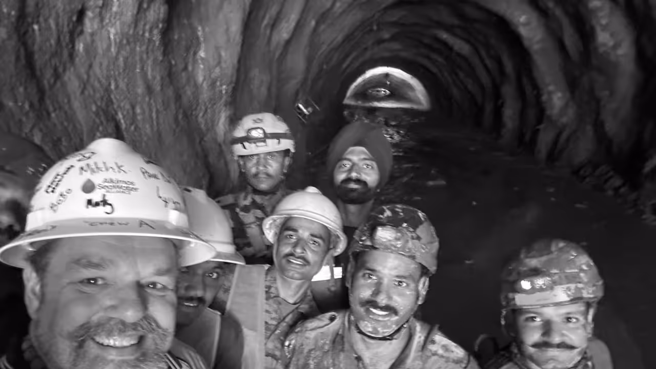 Australian tunnel rescue expert Arnold Dix with Indian rescue personnel inside a tunnel. (Image Source: Facebook) Australian tunnel rescue expert Arnold Dix with Indian rescue personnel inside a tunnel. (Image Source: Facebook)