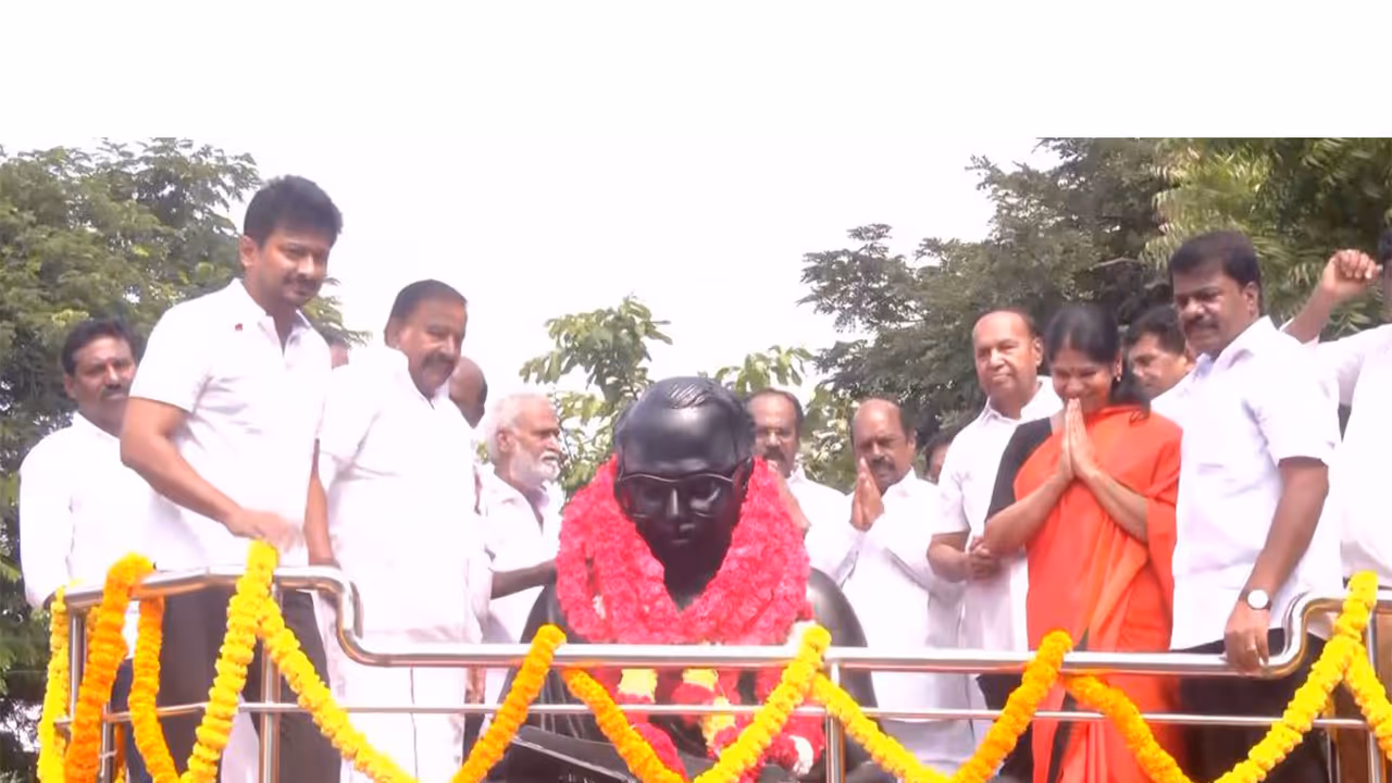 DMK leaders pay tribute at Anna statue (Photo/ANI) DMK leaders pay tribute at Anna statue (Photo/ANI)