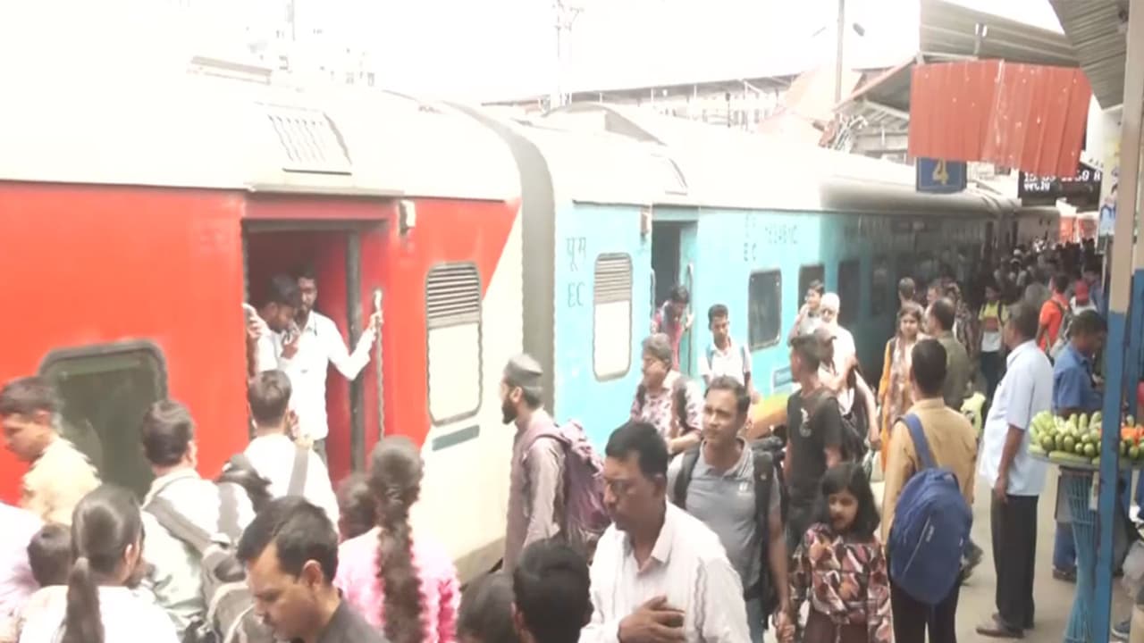 Visuals from Patna junction as migrant labourers return to hometown amid LPG crisis (Photo/ANI) Visuals from Patna junction as migrant labourers return to hometown amid LPG crisis (Photo/ANI)
