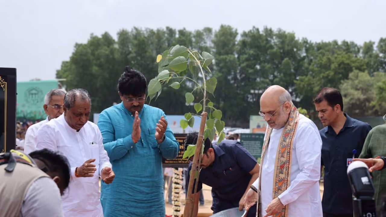 Union Home Minister Amit Shah plants trees (Photo/Gujarat CMO) Union Home Minister Amit Shah plants trees (Photo/Gujarat CMO)