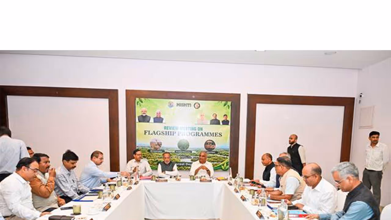 Union Minister Bhupender Yadav reviews progress of Great Indian bustard Conservation (Photo/Release) Union Minister Bhupender Yadav reviews progress of Great Indian bustard Conservation (Photo/Release)