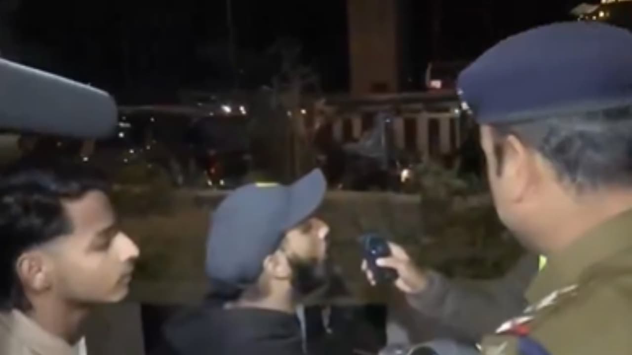 Police are checking with breath analyzer (Photo/ ANI) Police are checking with breath analyzer (Photo/ ANI)