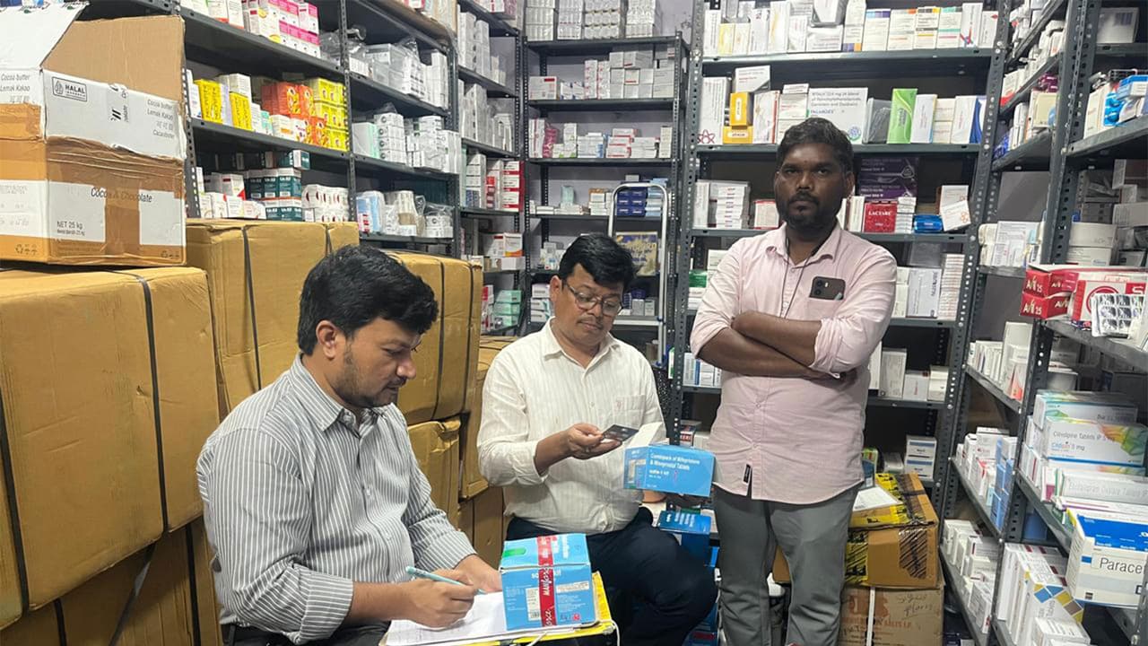 DCA raids wholesale medical shop (Photo/ANI) DCA raids wholesale medical shop (Photo/ANI)