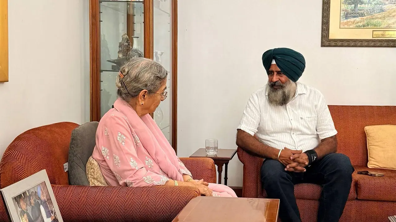 Punjab Congress chief Pargat Singh met the wife of former PM Manmohan Singh (Photo/@PargatSOfficial) Punjab Congress chief Pargat Singh met the wife of former PM Manmohan Singh (Photo/@PargatSOfficial)