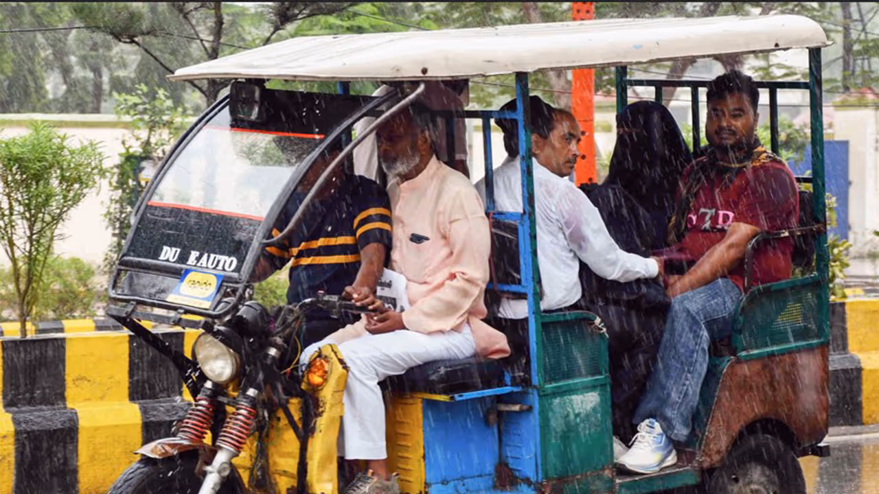 People commuting in an e rickshaw (File Photo ANI) People commuting in an e rickshaw (File Photo ANI)