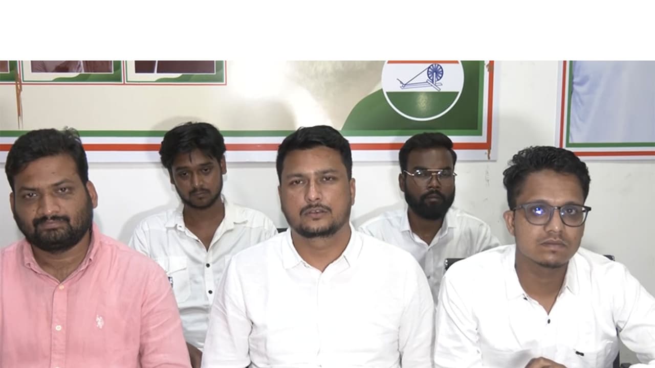 NSUI state president Ashutosh Chouksey (in center) and NSUI state secretary and petitioner, Adnan Ansari (R) (Photo/ANI) NSUI state president Ashutosh Chouksey (in center) and NSUI state secretary and petitioner, Adnan Ansari (R) (Photo/ANI)
