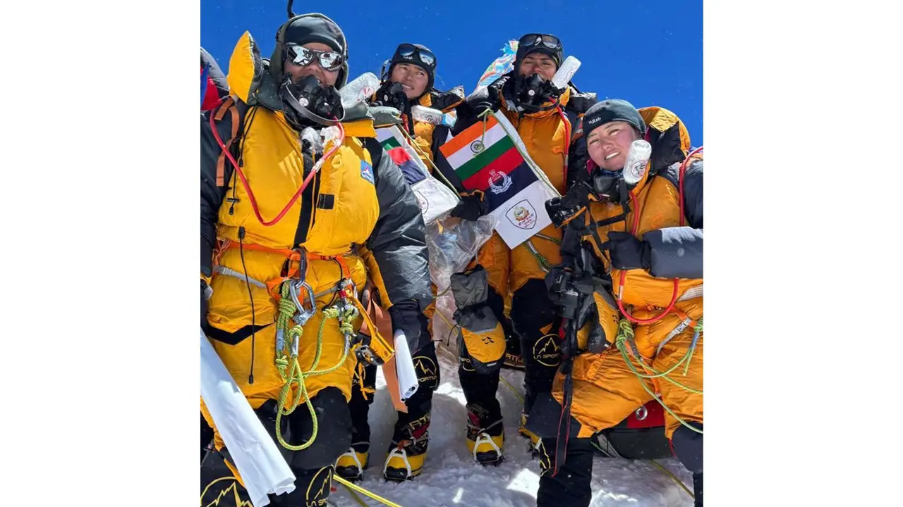 BSF women team climb Mount Everest peak at 8 am (Photo/X/@BSF_India) BSF women team climb Mount Everest peak at 8 am (Photo/X/@BSF_India)