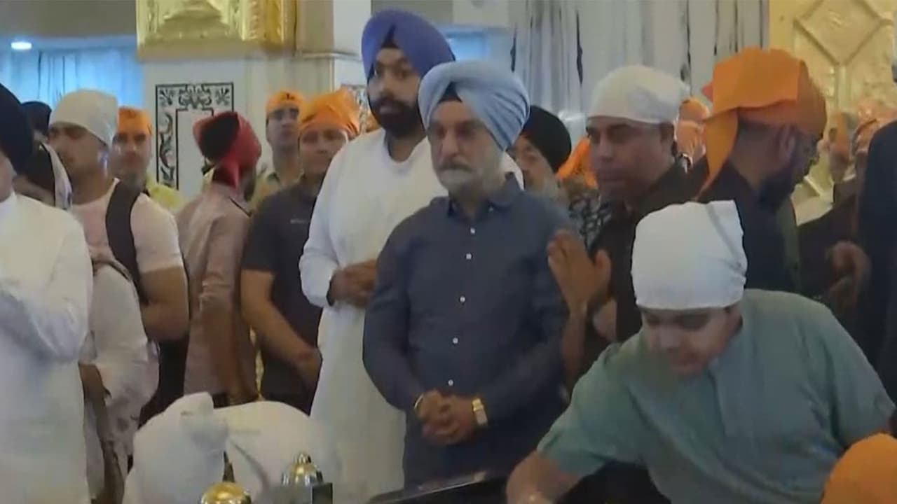 Delhi LG Taranjit Singh Sandhu offers prayers at Bangla Sahib (Photo/ANI) Delhi LG Taranjit Singh Sandhu offers prayers at Bangla Sahib (Photo/ANI)