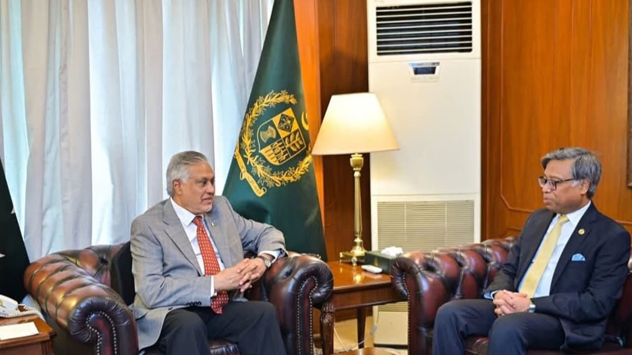 Muhammad Ishaq Dar, Deputy Prime Minister and Minister for Foreign Affairs of Pakistan with outgoing SAARC Secretary General, Ambassador Golam Sarwar of Bangladesh (Photo/SAARC Secretariate) Muhammad Ishaq Dar, Deputy Prime Minister and Minister for Foreign Affairs of Pakistan with outgoing SAARC Secretary General, Ambassador Golam Sarwar of Bangladesh (Photo/SAARC Secretariate)