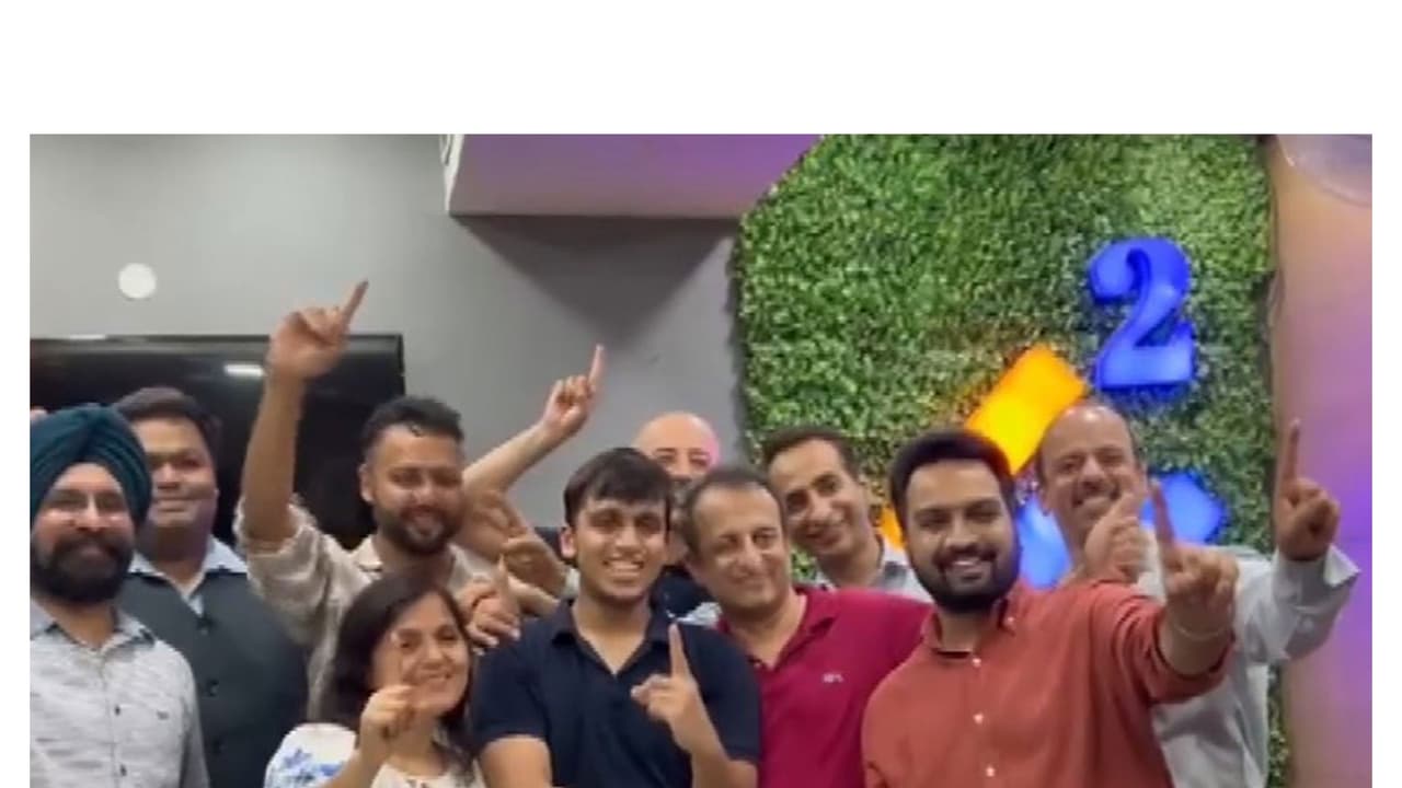 Aryan Gupta (AIR 1) celebrating with family (Photo/ANI) Aryan Gupta (AIR 1) celebrating with family (Photo/ANI)