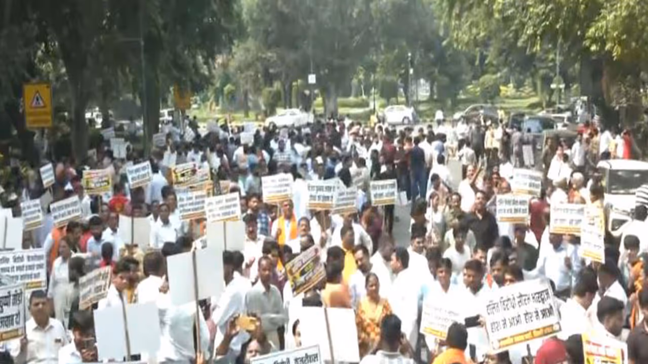 Delhi BJP workers protesting outside AAP headquarters (Photo/ANI) Delhi BJP workers protesting outside AAP headquarters (Photo/ANI)
