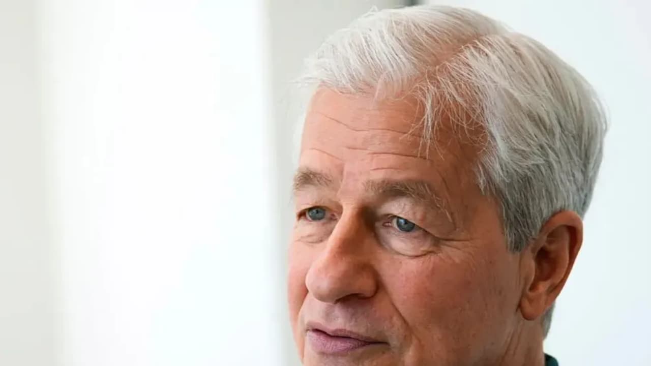 https://stocktwits.com/news articles/markets/equity/jp morgan ceo jamie dimon says retirement still several years away/chkrRgDRbvI