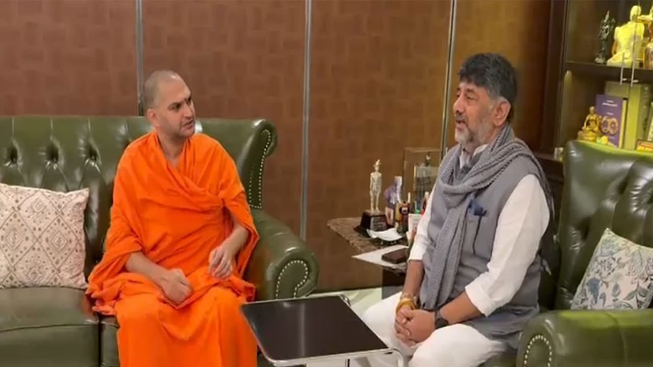 Nanjavadutha Swamiji meets DK Shivakumar (Photo/DCM Office) Nanjavadutha Swamiji meets DK Shivakumar (Photo/DCM Office)