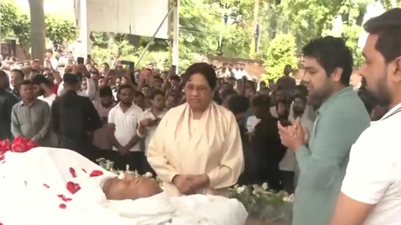 BSP chief Mayawati pays floral tributes to party MLA Uma Shankar Singh in Lucknow. (Photo: ANI) BSP chief Mayawati pays floral tributes to party MLA Uma Shankar Singh in Lucknow. (Photo: ANI)