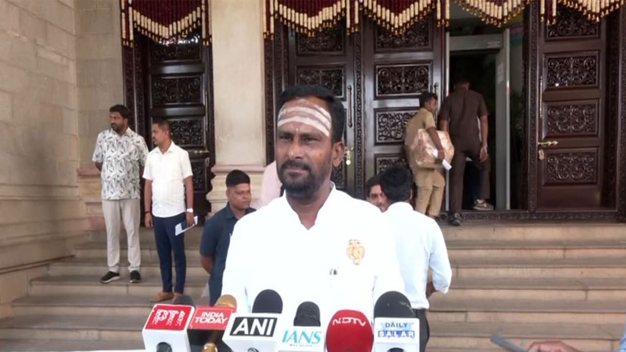 Congress MLA Kashappanavar Vijayananda Shivashankarappa (Photo: ANI) Congress MLA Kashappanavar Vijayananda Shivashankarappa (Photo: ANI)