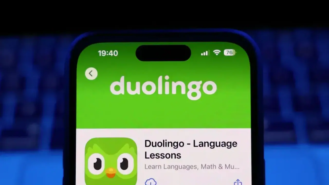 https://stocktwits.com/news articles/markets/equity/duolingo cto severin hacker sells over 5 m stock shares drop/chl7XAVRbz3