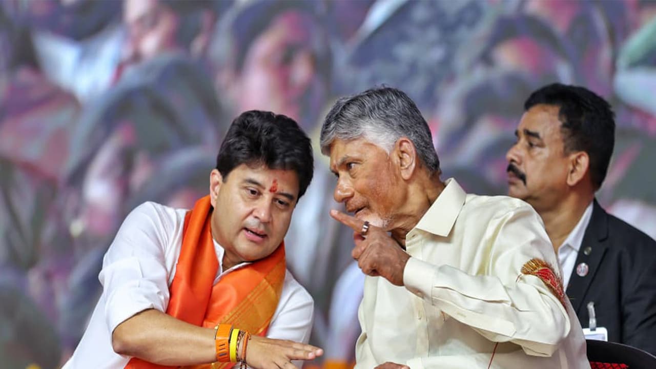 Union Minister for Communications and DoNER, Jyotiraditya Scindia and Andhra Pradesh Chief Minister, N. Chandrababu Naidu (Photo/ @JM_Scindia) Union Minister for Communications and DoNER, Jyotiraditya Scindia and Andhra Pradesh Chief Minister, N. Chandrababu Naidu (Photo/ @JM_Scindia)