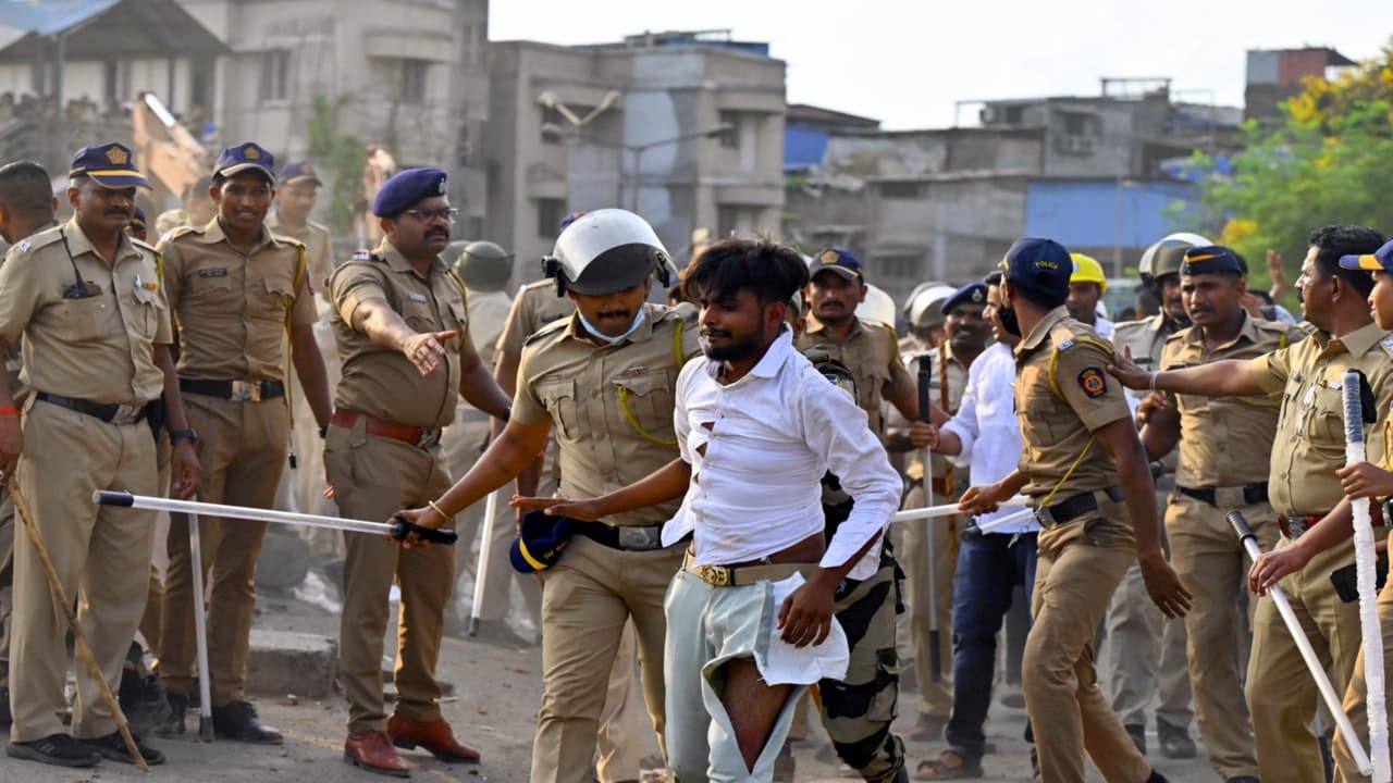 Police carry out lathi charge after slum residents in Bandra East allegedly pelt stones (Photo/ANI) Police carry out lathi charge after slum residents in Bandra East allegedly pelt stones (Photo/ANI)